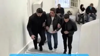 دستگیری منوچهر هادی در پله‌های یک مرکز / آقای کارگردان از رفتار این دو مرد هیکلی عاصی شد!/ ولی قرار نبود آخرش اینجوری بشه