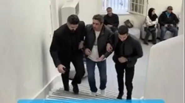 فیلم / دستگیری منوچهر هادی در پله‌های یک مرکز /  آقای کارگردان از رفتار این دو مرد هیکلی عاصی شد!/ ولی قرار نبود آخرش اینجوری بشه