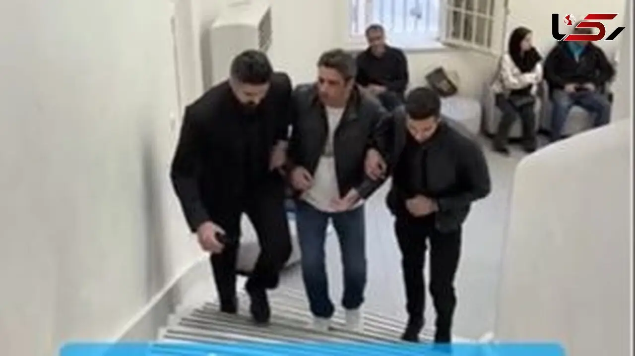 فیلم / دستگیری منوچهر هادی در پله‌های یک مرکز /  آقای کارگردان از رفتار این دو مرد هیکلی عاصی شد!/ ولی قرار نبود آخرش اینجوری بشه