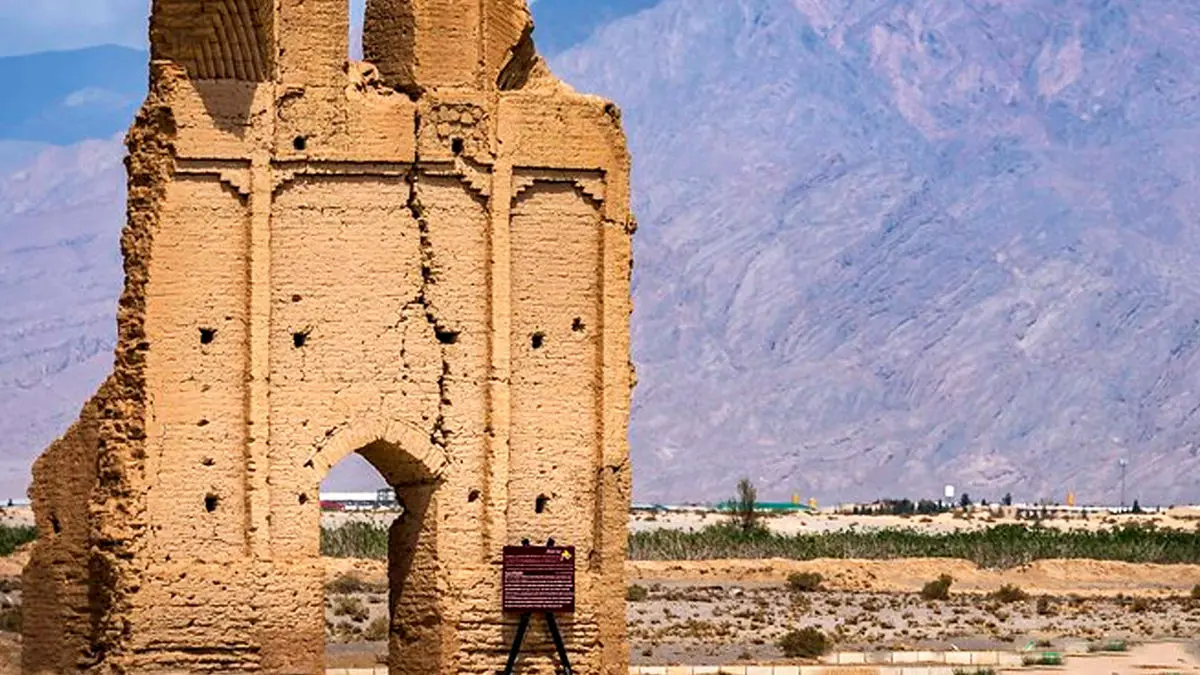 دروازه فرافر یادگار ایساتیس در دل کویر یزد