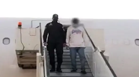 کلاهبردار شبکه های ماهواره ای ایرانی دستگیر و به کشور برگردانده شد + فیلم