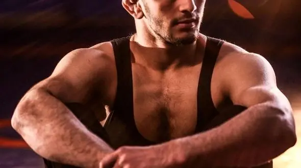 عکس لو رفته از پالتو گران و حسرت بر انگیز حسن یزدانی 