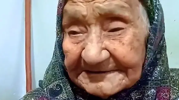 فیلم آوازخوانی احساسی مادربزرگ 116 ساله ایرانی / بنازم به نفست ...