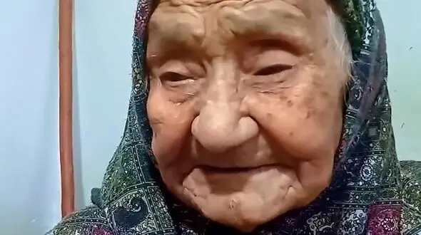 فیلم آوازخوانی احساسی مادربزرگ 116 ساله ایرانی / بنازم به نفست ...