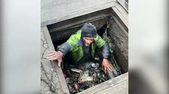 فیلم کارگر زحمتکش شهرداری اردبیل در حال تمیز کردن کانال آب