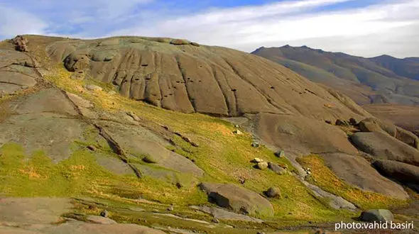 ایوان سنگی نیاق از جاذبه‌های طبیعی قزوین با داستان های افسانه ای + فیلم