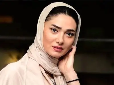 (عکس) ترکیب درست استایل کژوال مینا وحید بازیگر سریال 8 پا با اکسسوری سینماییش / هارمونی کامل شال و مانتو و کیف با هم