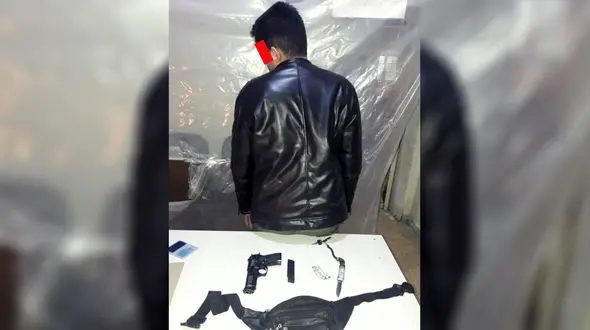 عکس / این مرد با جولان مسلحانه وحشت به جان آبادانی ها می انداخت