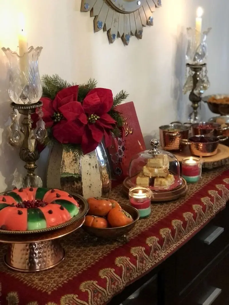 ایده چیدن میز شب یلدا | ۳۰ ایده چیدن میز شب یلدا شیک و عروس‌پسند ترند ۱۴۰۴ با چیدمانی باکلاس و خیره‌کننده!