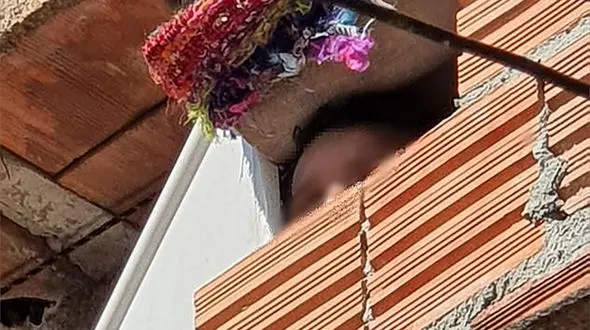 پسر 11 ساله در بشکه پر از مدفوع غل و زنجیر شد + عکس ها