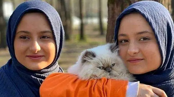 سارا و نیکا با یک عکس : لطفاً فحش ندین بهم ! / دوقلوهای پایتخت باز وایرال شدند !