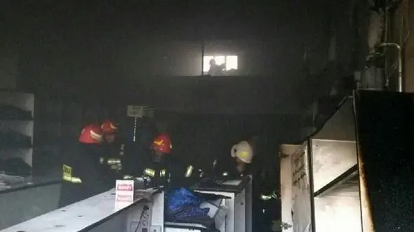 حریق مغازه پوشاک در شاهرود خسارات مالی برجای گذاشت +عکس