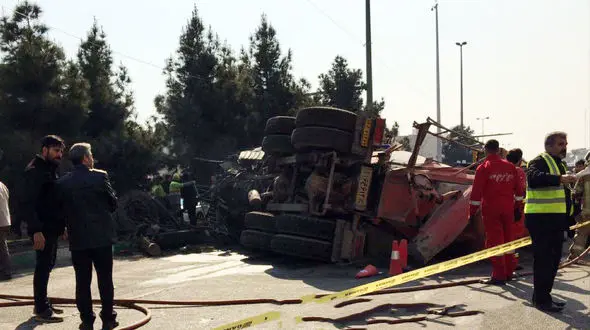 تصادف بونکر با درخت و گاردریل در اتوبان باقری+تصاویر