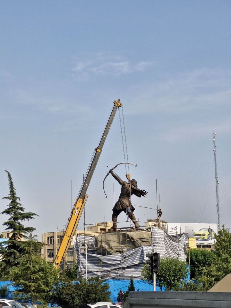 مجسمه آرش کمانگیر1