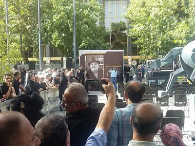 فیلم/ نگاهی به حضور بازیگران و هنرمندان در مراسم تشییع اکبر عبدی / از محسن افشانی و آزیتا حاجیان تا احمد ایراندوست