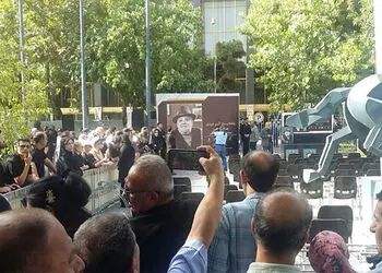 فیلم/ نگاهی به حضور بازیگران و هنرمندان در مراسم تشییع اکبر عبدی / از محسن افشانی و آزیتا حاجیان تا احمد ایراندوست