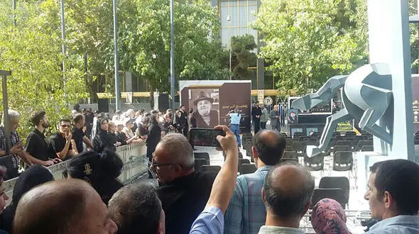 فیلم/ نگاهی به حضور بازیگران و هنرمندان در مراسم تشییع اکبر عبدی / از محسن افشانی و آزیتا حاجیان تا احمد ایراندوست
