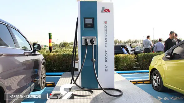 ببینید / فیلم پمپ بنزین ماشین های برقی در میدان آزادی تهران !