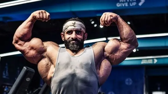 فیلم/خلاقیت حماسه ساز راننده نیسان آبی گیلانی با نصب تصاویری زیبا از هادی چوپان و آرنولد بر روی ماشین اش  / گرگ پارسی فدایی داری