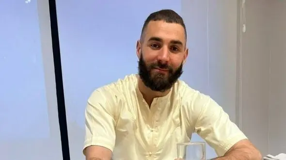 دعوت کریم بنزما از رونالدو برای حضور در مراسم افطاری ساده و بدون تجملاتش در عربستان با هوش مصنوعی