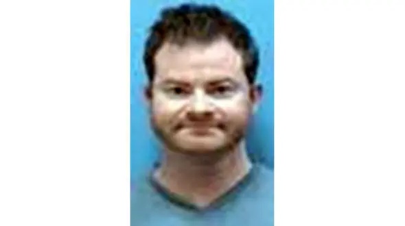 هفت تیرکشی یک کشیش بر روی مزاحمان در شهر + عکس 