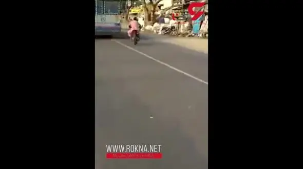 لحظه له شدن موتور سوار زیر چرخ های کامیون + فیلم