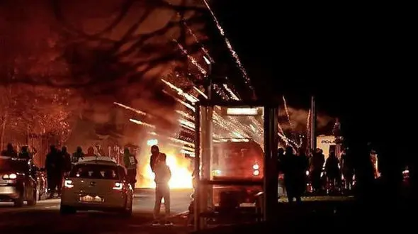 فیلم انفجار عمدی خودروی حامل مواد آتش‌بازی