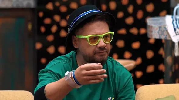 عکس همسر علی صادقی و دخترش