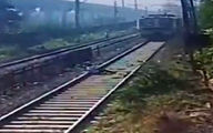 فیلم لحظه خودکشی مرد جوان روی ریل / قطار در یک قدمی اش ترمز کرد + عکس