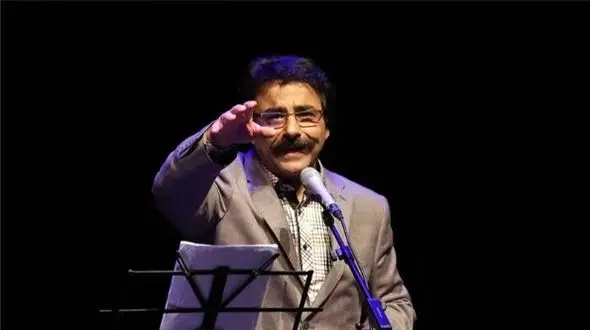 فیلم آواز خواندن علیرضا افتخاری در مراسم خاکسپاری مادرش