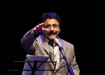 فیلم آواز خواندن علیرضا افتخاری در مراسم خاکسپاری مادرش