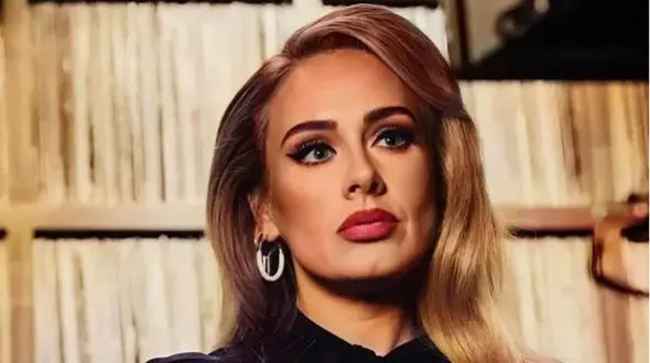 حادثه تلخ برای ادل سر صحنه / خانم خواننده روی زمین افتاد!