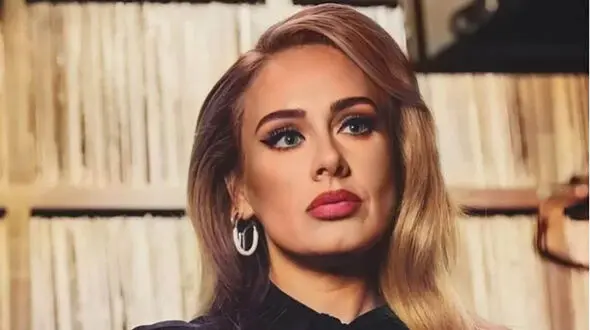 حادثه تلخ برای ادل سر صحنه / خانم خواننده روی زمین افتاد!