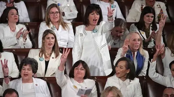 چرا زنان دموکرات در سخنرانی ترامپ سفید پوشیدند؟ + فیلم