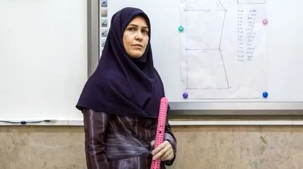 خانم معلمی که لباس عروس می‌دوزد/ ماجرای درآمدزایی دانش‌آموزان 