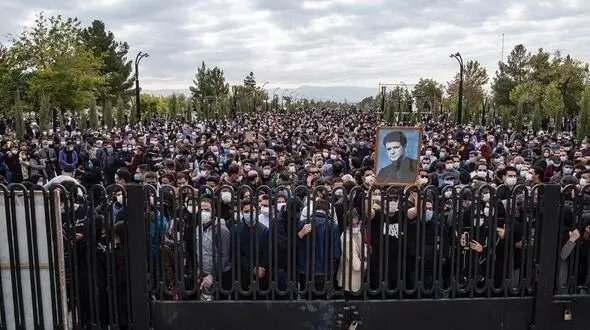 شجریان از رنجی هایی خواند که مردم را می کشند / جای خالی فرماندهی ستاد کرونا در کنار مردم عزادار 