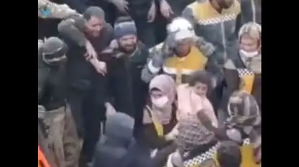 ببینید/ نجات دو دختربچه سوری از زیرآور زلزله و شادی مردم + فیلم