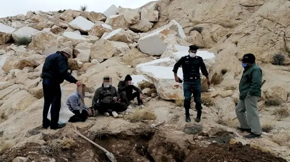 بازداشت 4 مرد که در قیزقلعه ارومیه به دنبال گنج تاریخی بودند