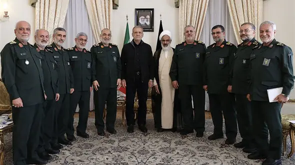 فرماندهان سپاه پرچم حرم حسینی را به رییس جمهور منتخب هدیه دادند