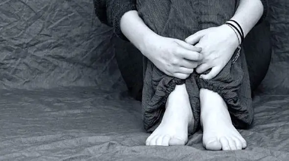 دست درازی به دختری در ایستگاه اتوبوس + عکس متجاوز