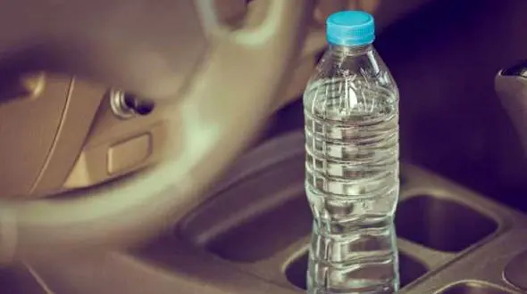 فیلم عجیب از یک قدمی آتش سوزی خودرو/ خطر آتش سوزی با شیشه آب معدنی