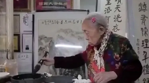 پیر زن 97 ساله چینی تصمیم دارد تا  150 سالگی درس بخواند