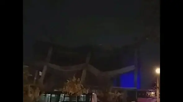 فیلم وحشتناک از ریزش ساختمان بتنی در حال ساخت / آتش نشانان مشهدی جلوی یک فاجعه را گرفتند 