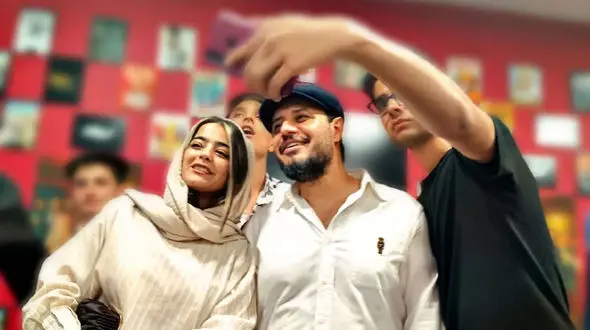 فیلم دختری که جواد عزتی را کامل بغل کرد /  اگر دروازه بان استقلال بود  جریمه می شد! 