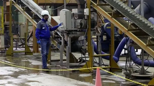 احتمال بیکاری نیم میلیون نفر به علت قطعی برق صنایع در تابستان/ 30 درصد کاهش اشتغال در صنعت به دلیل خاموشی ها 