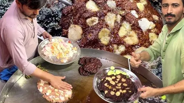 مراحل پخت 50 کیلو چپلی کباب در پاکستان + فیلم