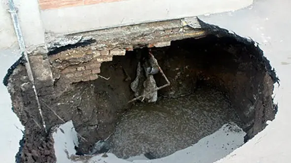 نشست زمین در خیابان مولوی قزوین + عکس