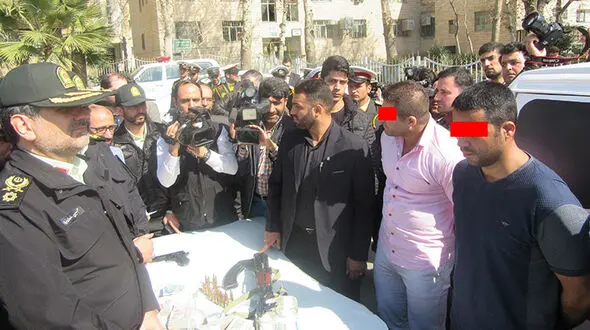 گفتگوی تصویری با سارقان خودروی بانک پاسارگاد در پلیس آگاهی تهران+فیلم لحظه دستگیری و گفتگو (عکس)