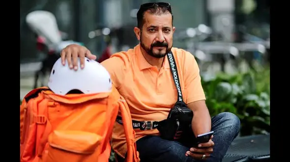 وزیر مخابرات افغانستان در آلمان پیک غذا شد !