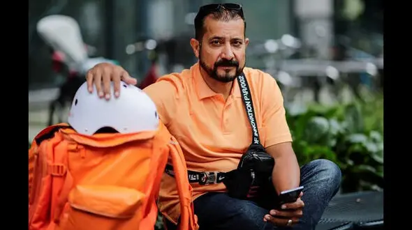 وزیر مخابرات افغانستان در آلمان پیک غذا شد !